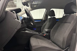 harmaa Volkswagen Golf 2024 kuva 14.