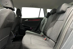 harmaa Volkswagen Golf 2024 kuva 8.