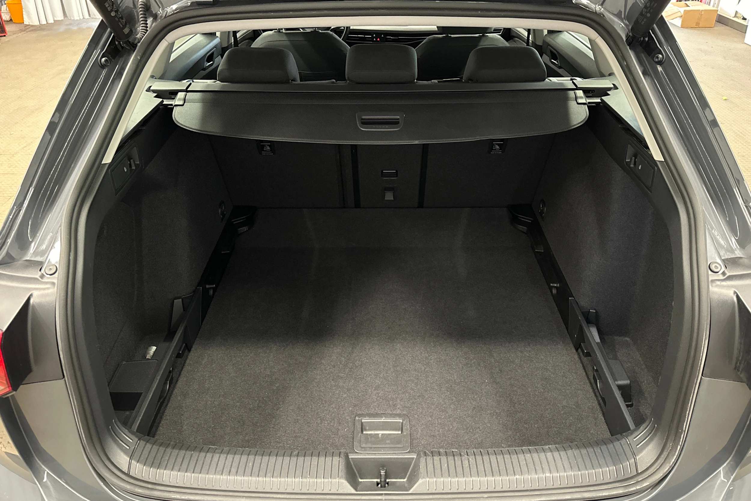 harmaa Volkswagen Golf 2024 kuva 11.