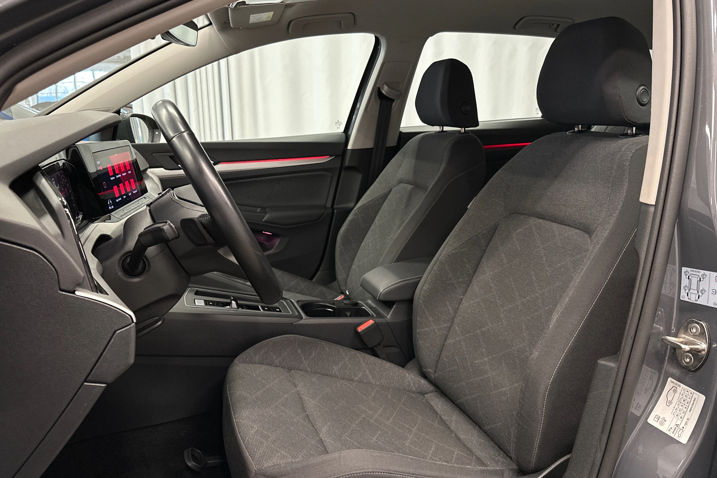 harmaa Volkswagen Golf 2024 kuva 14.