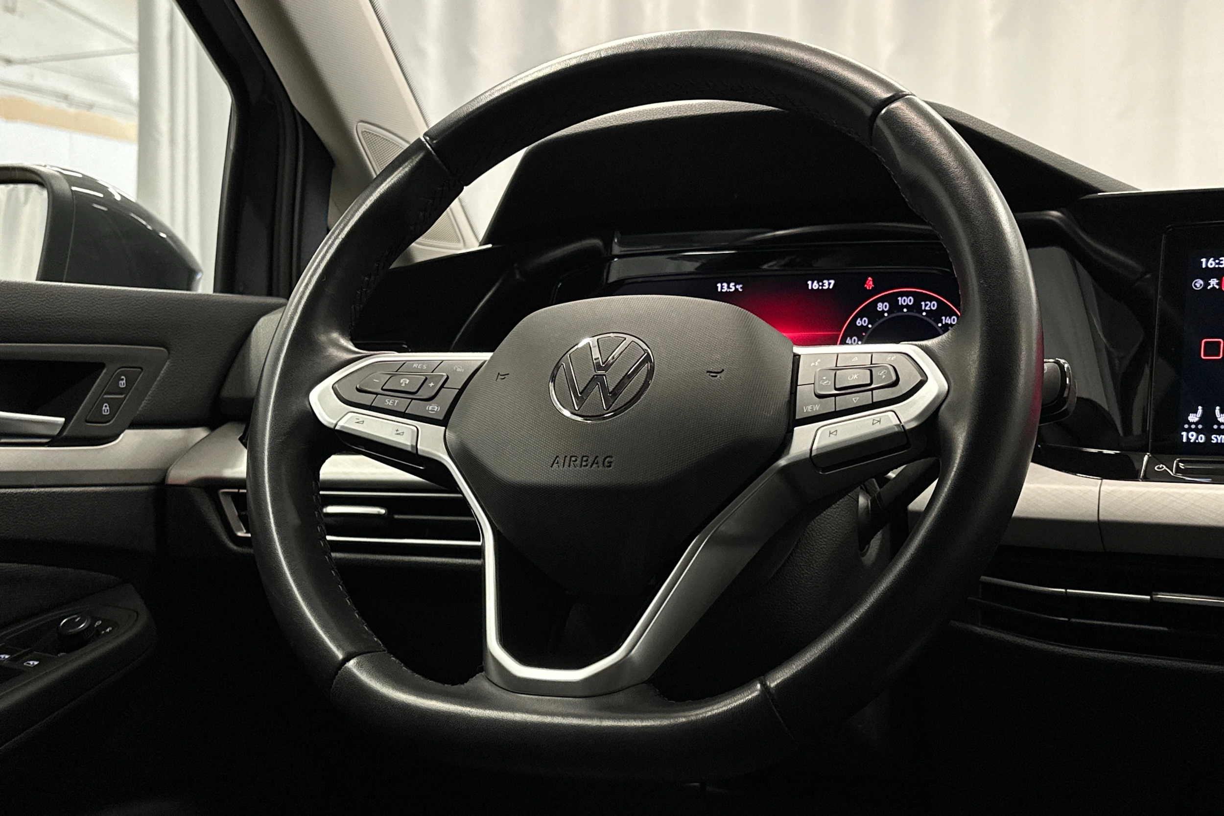 harmaa Volkswagen Golf 2024 kuva 15.