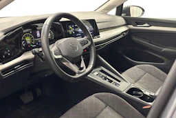 harmaa Volkswagen Golf 2024 kuva 8.
