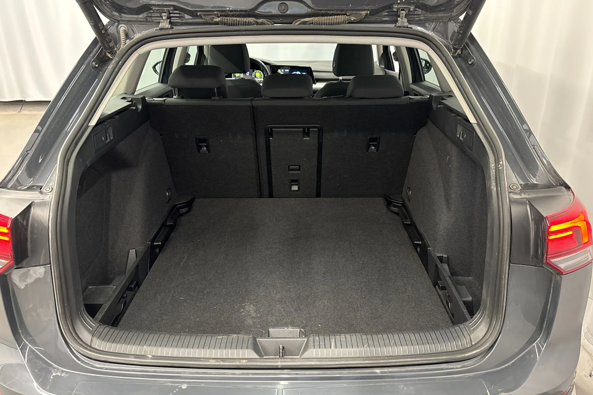 harmaa Volkswagen Golf 2024 kuva 16.