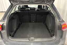 harmaa Volkswagen Golf 2024 kuva 16.