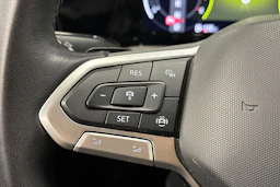 harmaa Volkswagen Golf 2024 kuva 21.