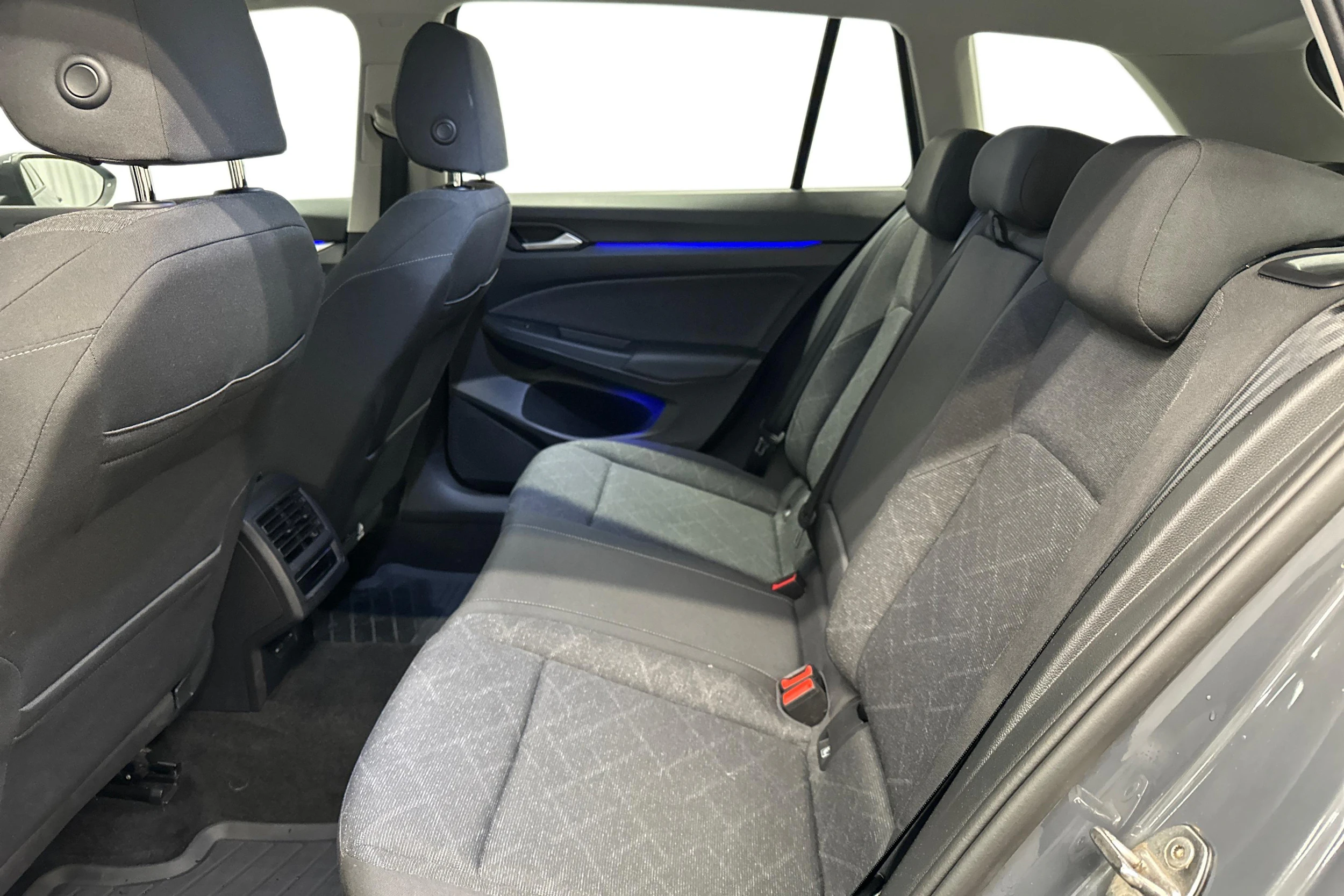 harmaa Volkswagen Golf 2024 kuva 11.
