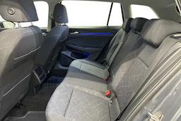 harmaa Volkswagen Golf 2024 kuva 11.