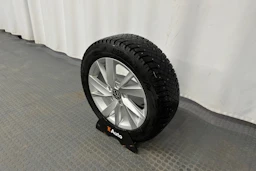 harmaa Volkswagen Golf 2024 kuva 13.