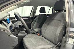 harmaa Volkswagen Golf 2024 kuva 25.