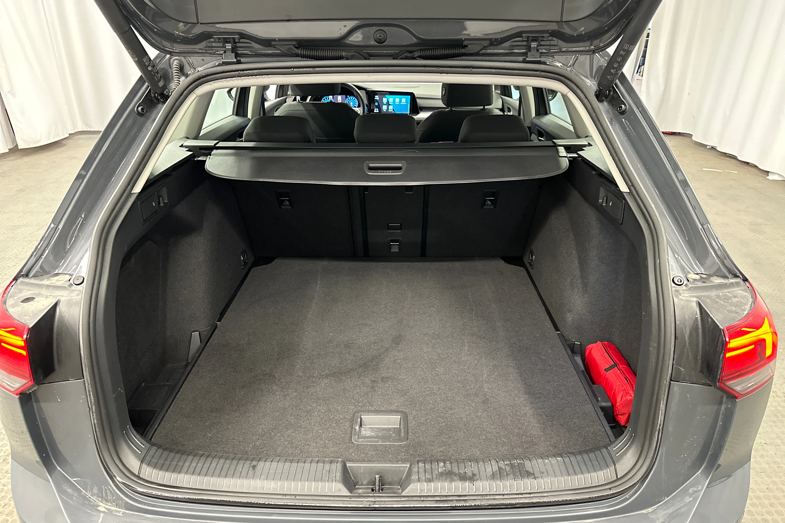 harmaa Volkswagen Golf 2024 kuva 26.