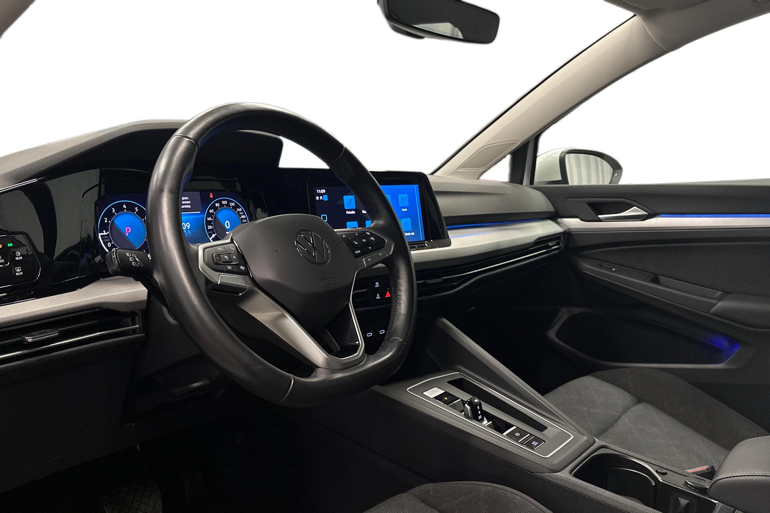 valkoinen Volkswagen Golf 2024 kuva 6.