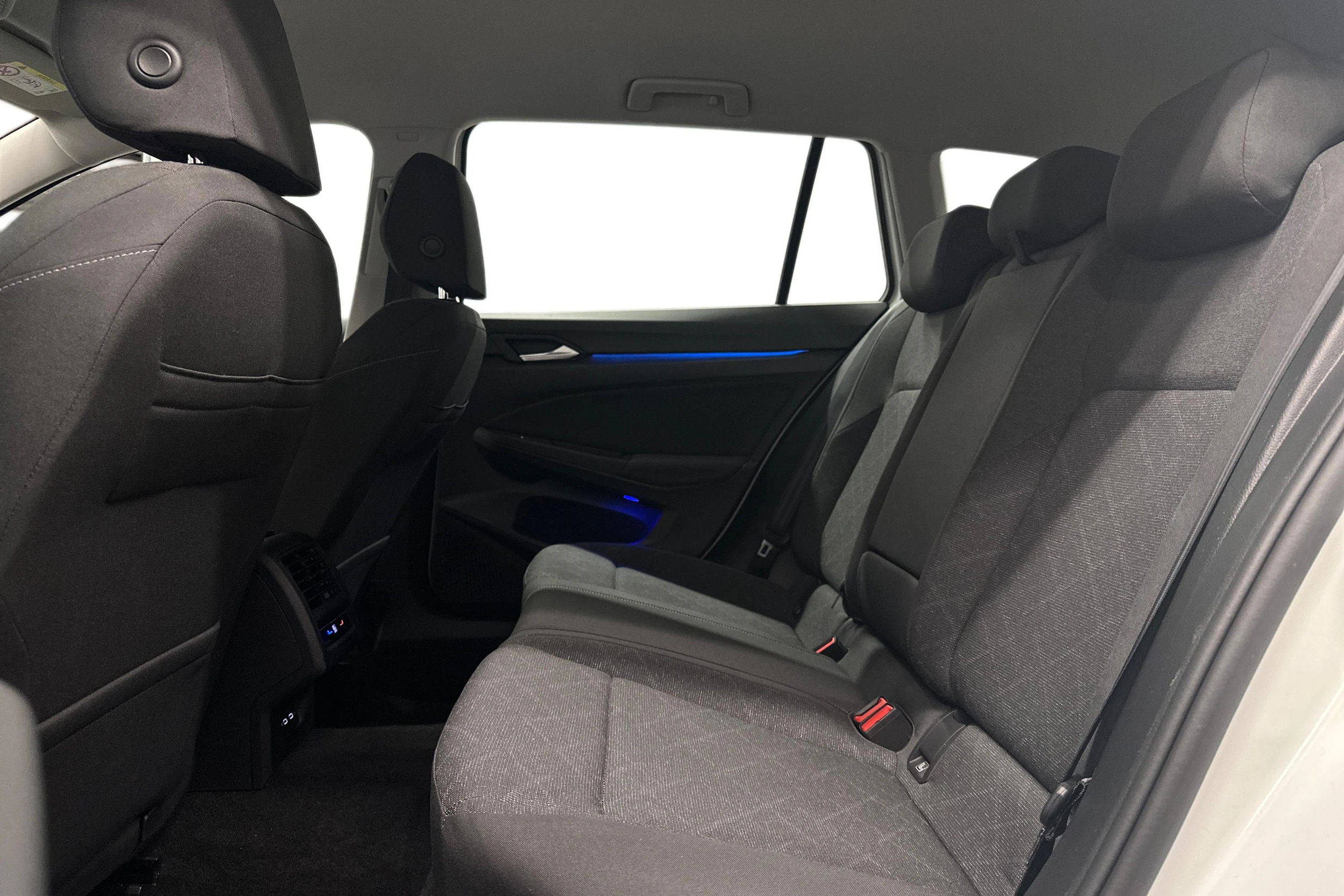 valkoinen Volkswagen Golf 2024 kuva 8.