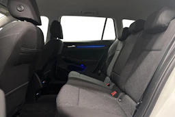 valkoinen Volkswagen Golf 2024 kuva 8.