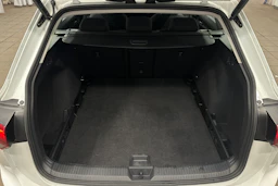 valkoinen Volkswagen Golf 2024 kuva 11.