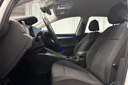 valkoinen Volkswagen Golf 2024 kuva 13.