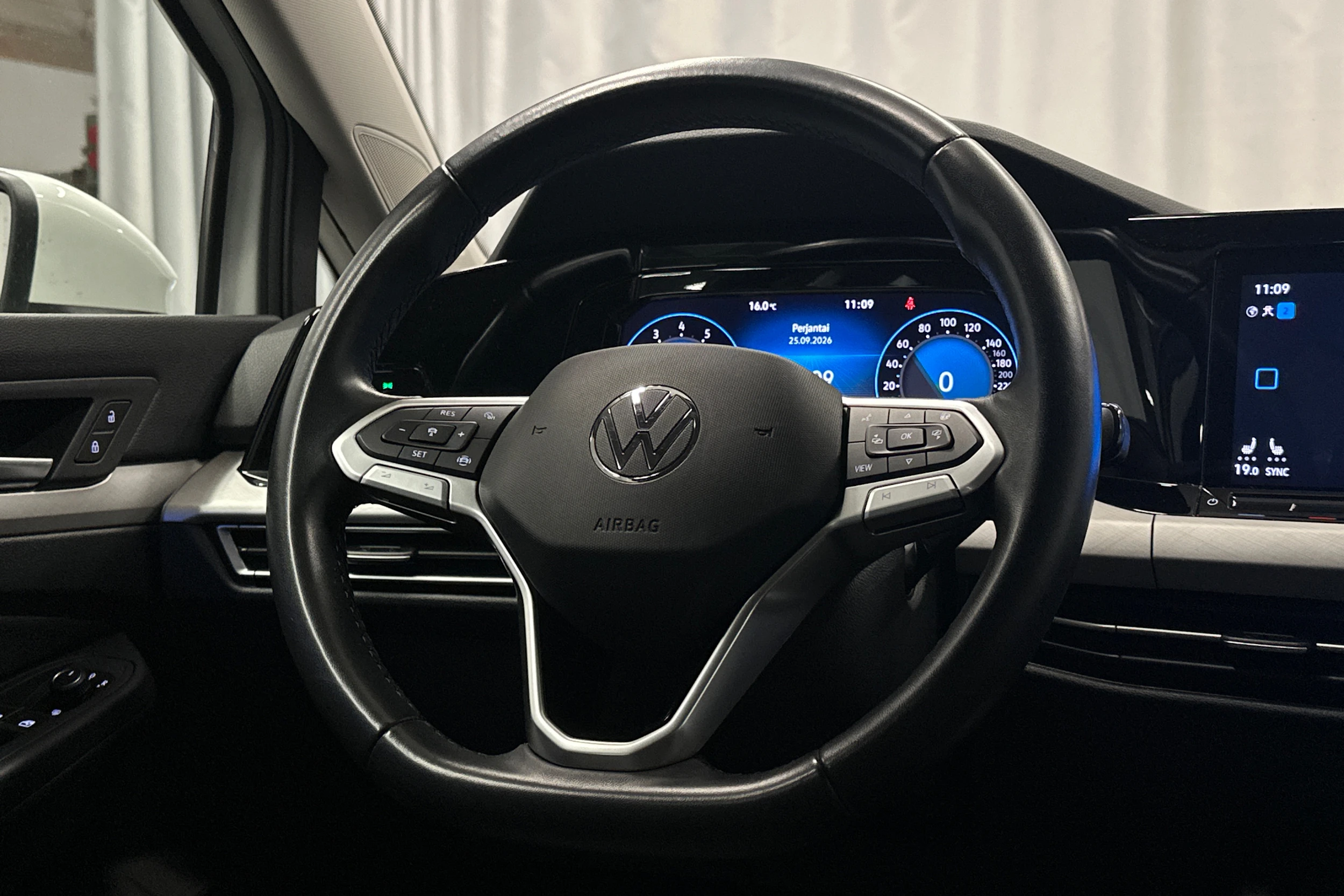 valkoinen Volkswagen Golf 2024 kuva 14.