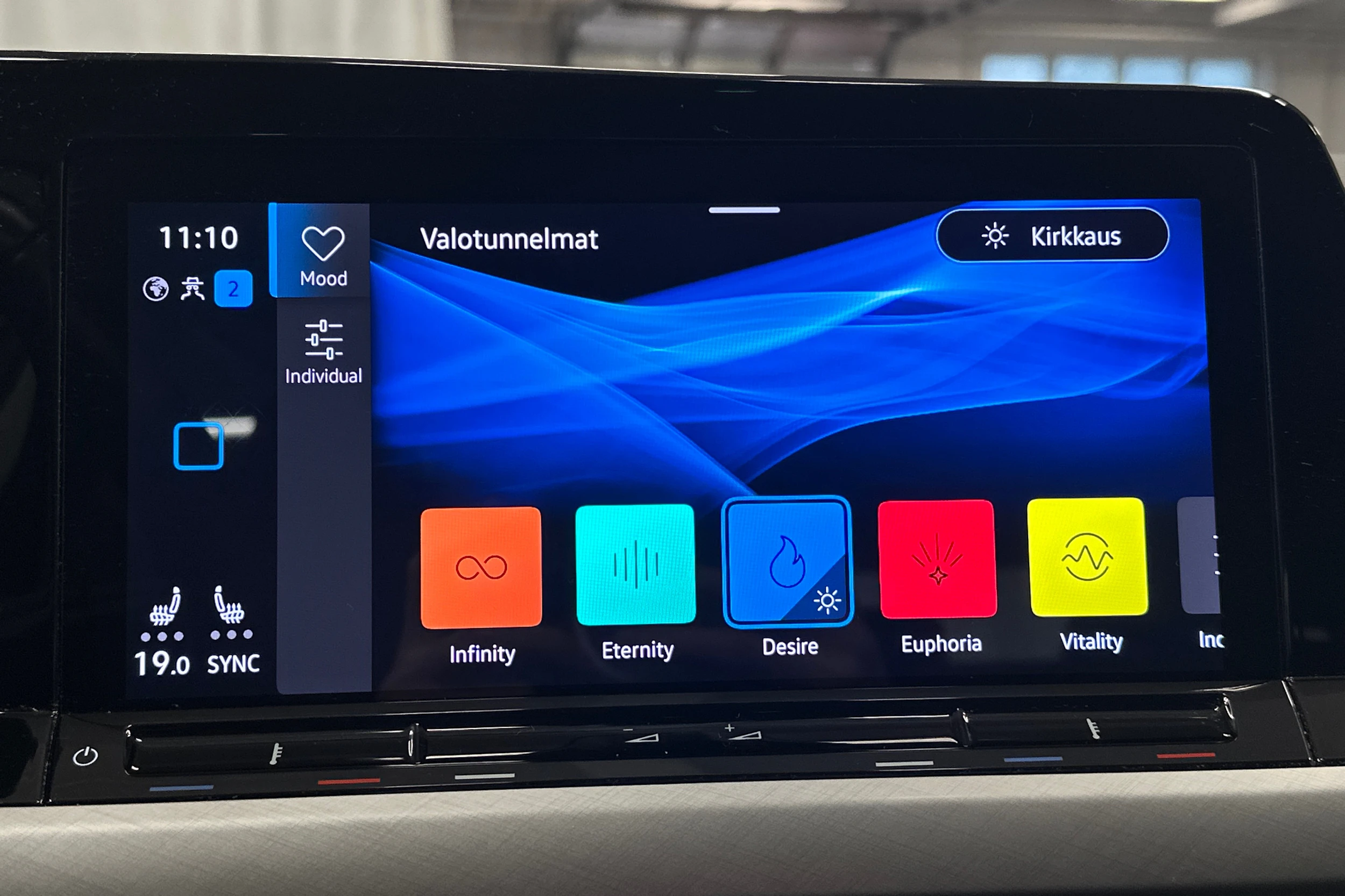 valkoinen Volkswagen Golf 2024 kuva 19.
