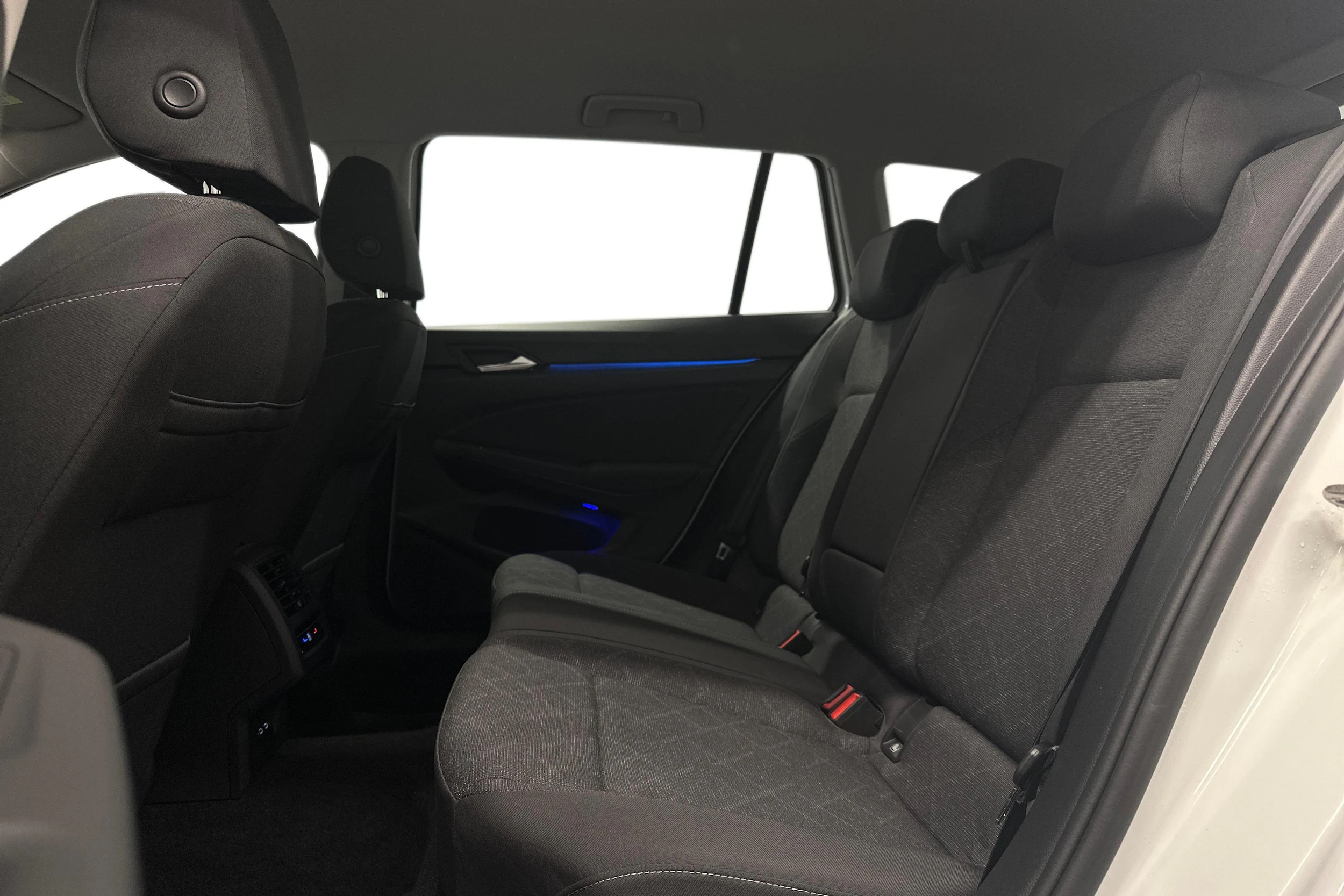valkoinen Volkswagen Golf 2024 kuva 8.