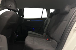 valkoinen Volkswagen Golf 2024 kuva 8.