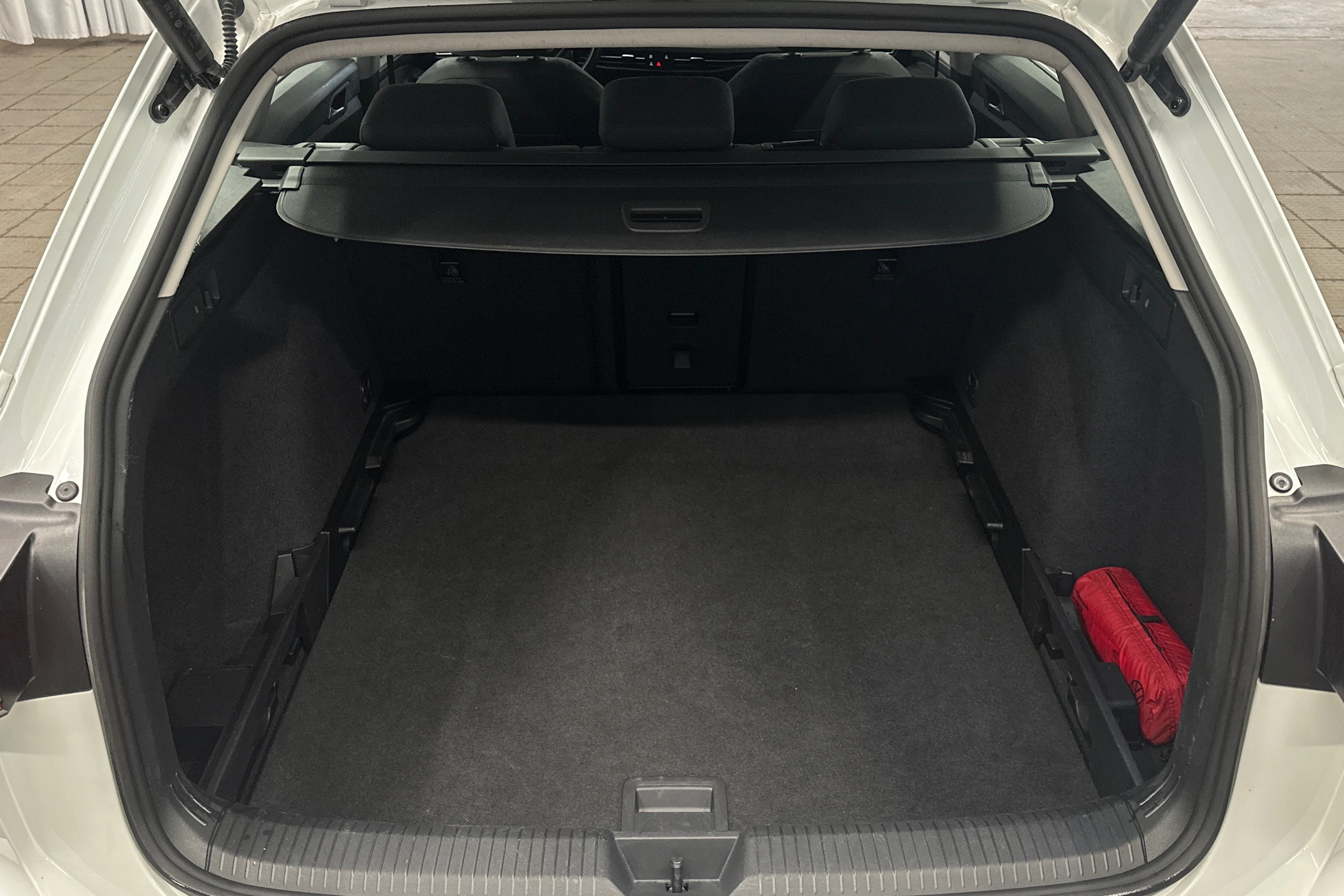 valkoinen Volkswagen Golf 2024 kuva 11.