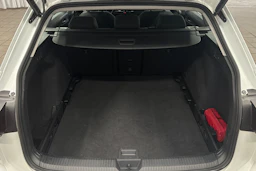 valkoinen Volkswagen Golf 2024 kuva 11.