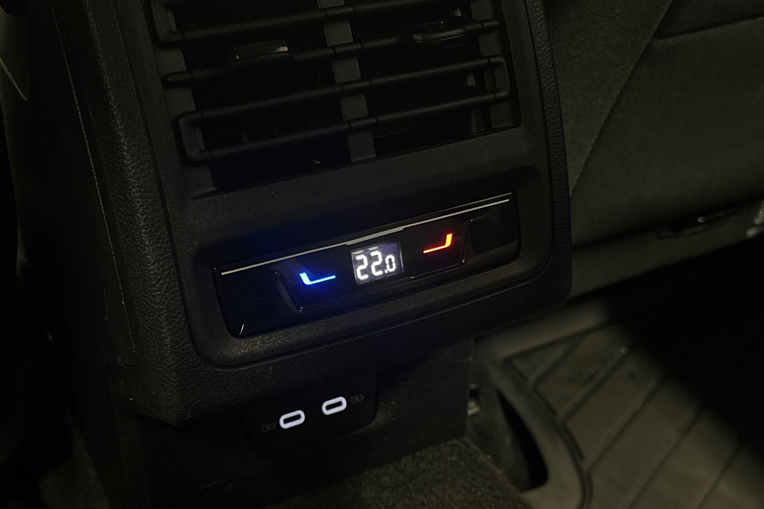 valkoinen Volkswagen Golf 2024 kuva 13.