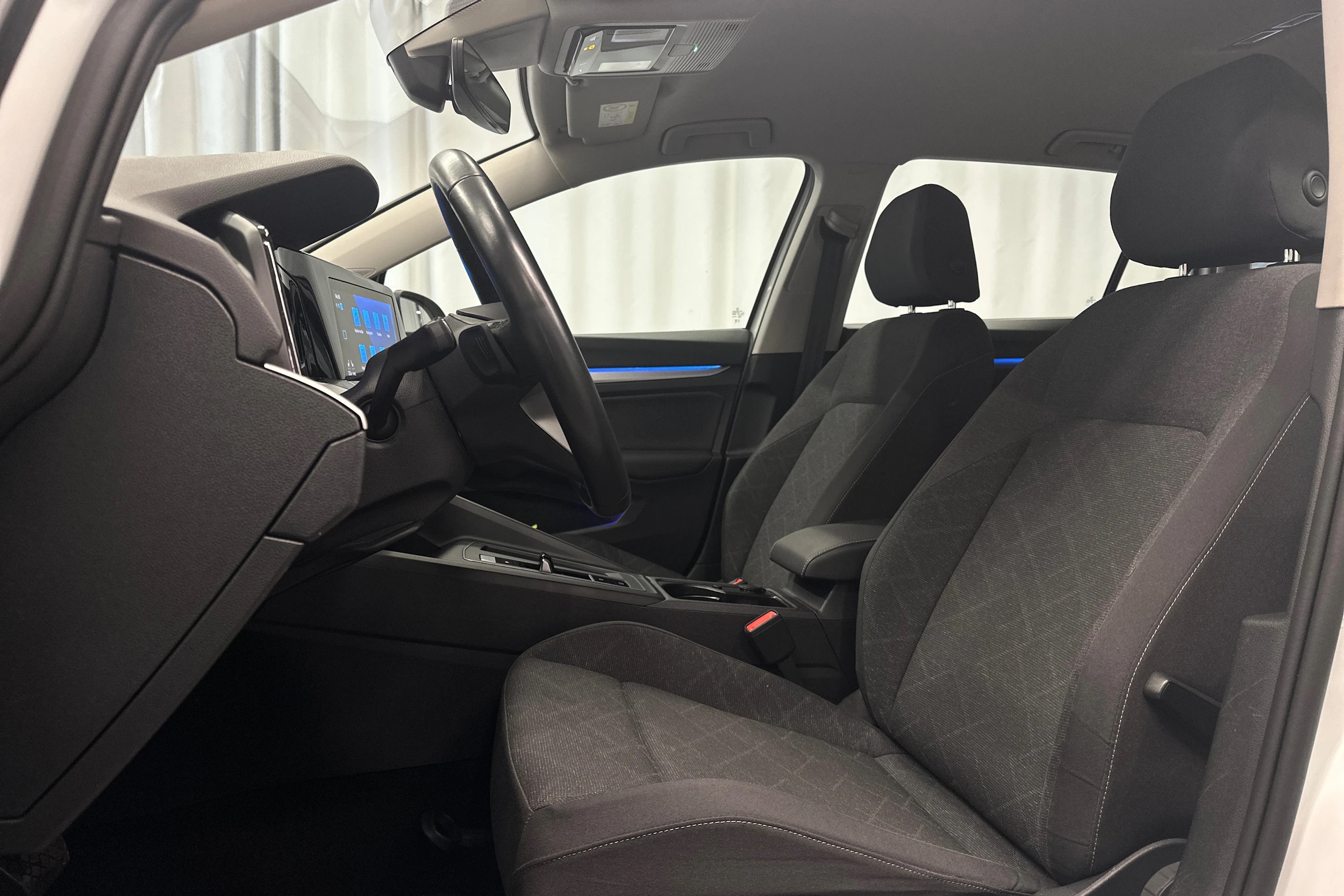 valkoinen Volkswagen Golf 2024 kuva 14.