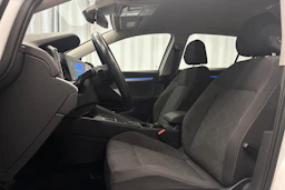 valkoinen Volkswagen Golf 2024 kuva 14.