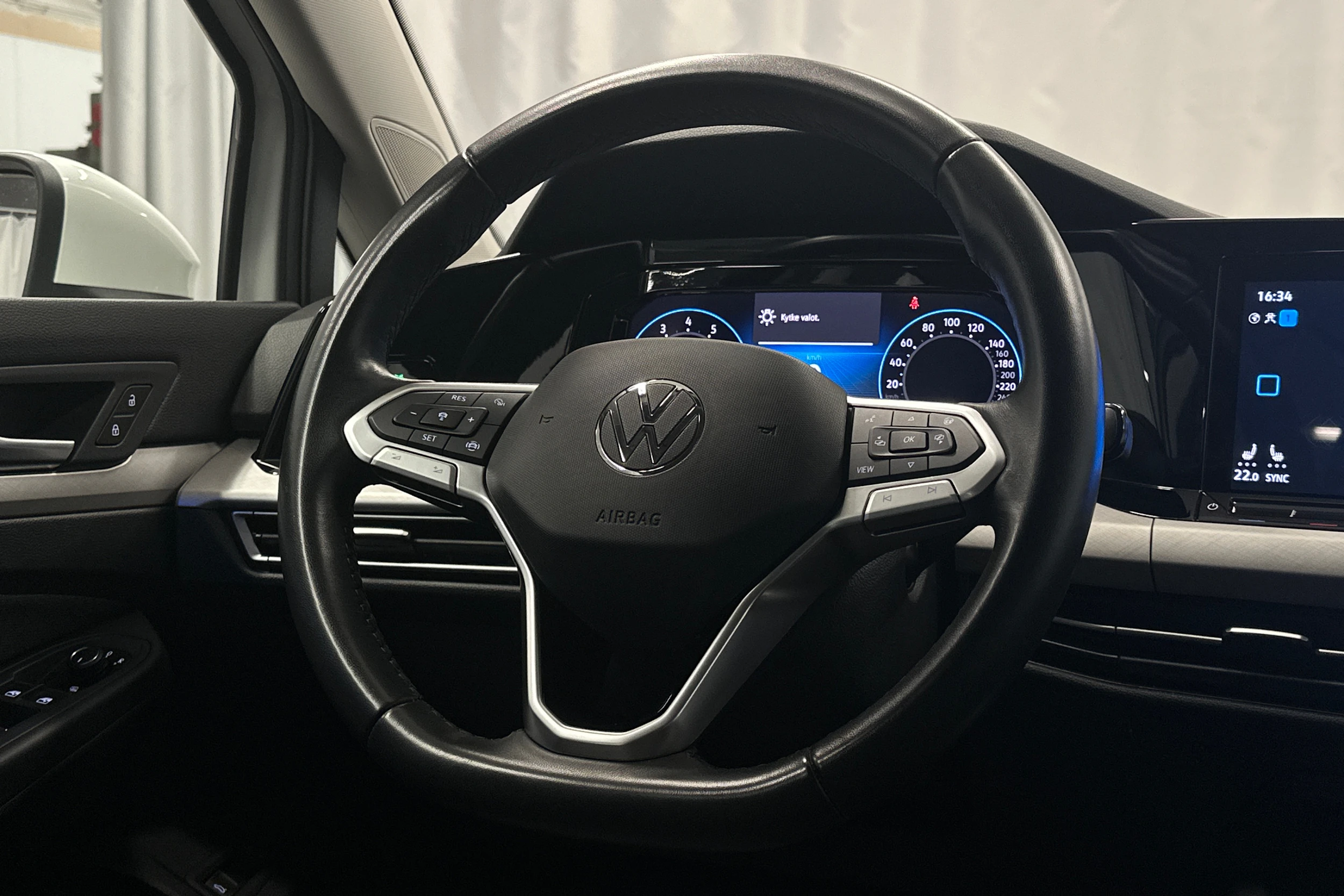 valkoinen Volkswagen Golf 2024 kuva 15.