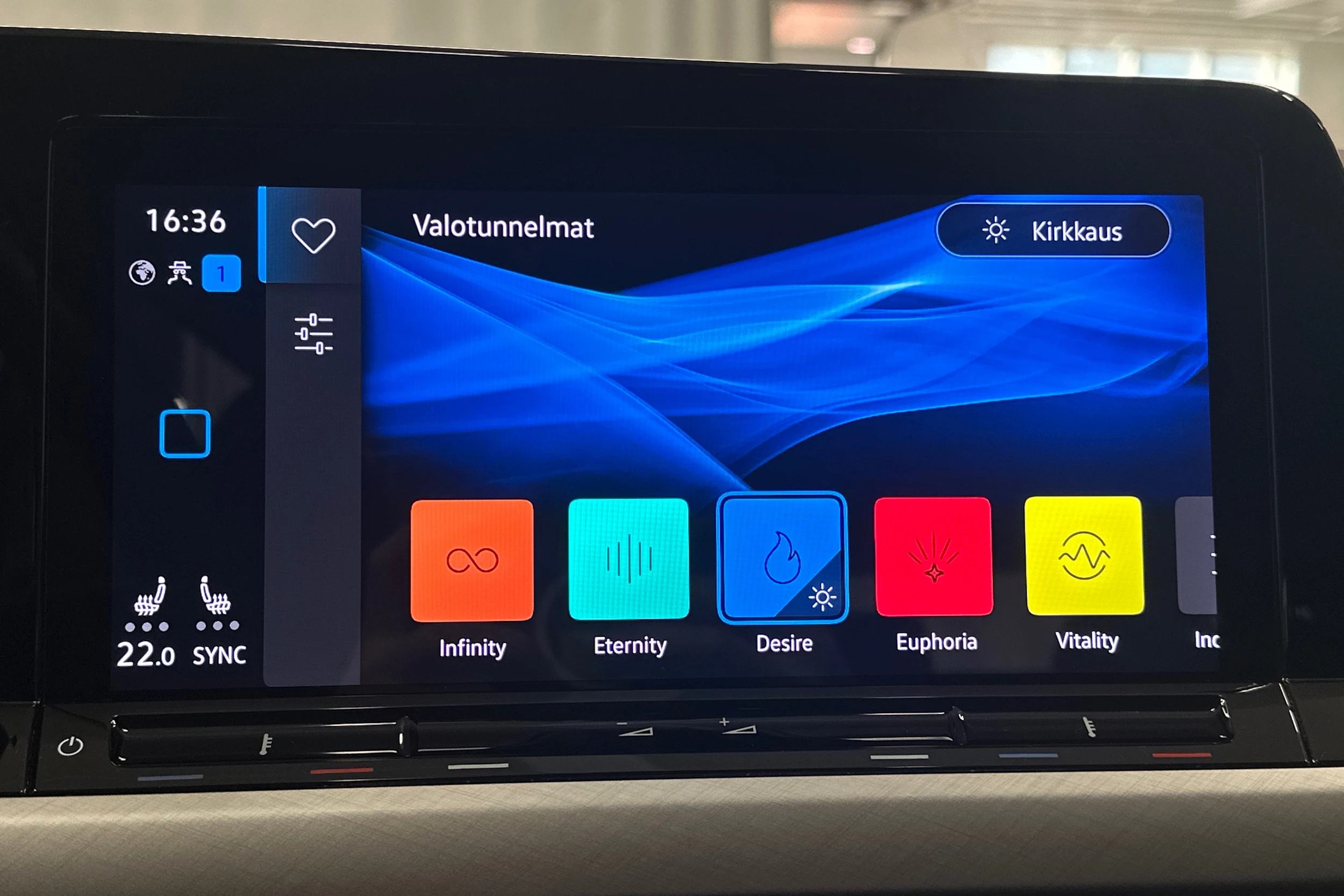 valkoinen Volkswagen Golf 2024 kuva 20.