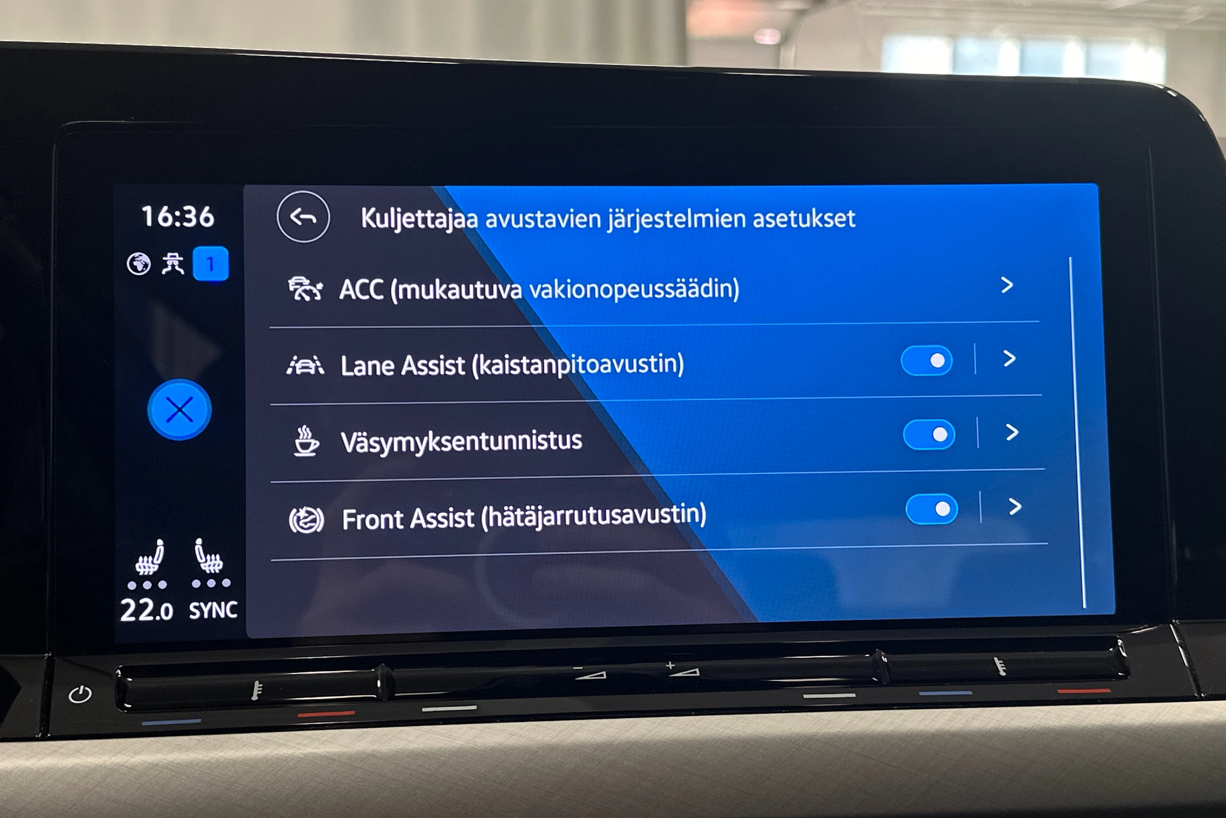 valkoinen Volkswagen Golf 2024 kuva 21.