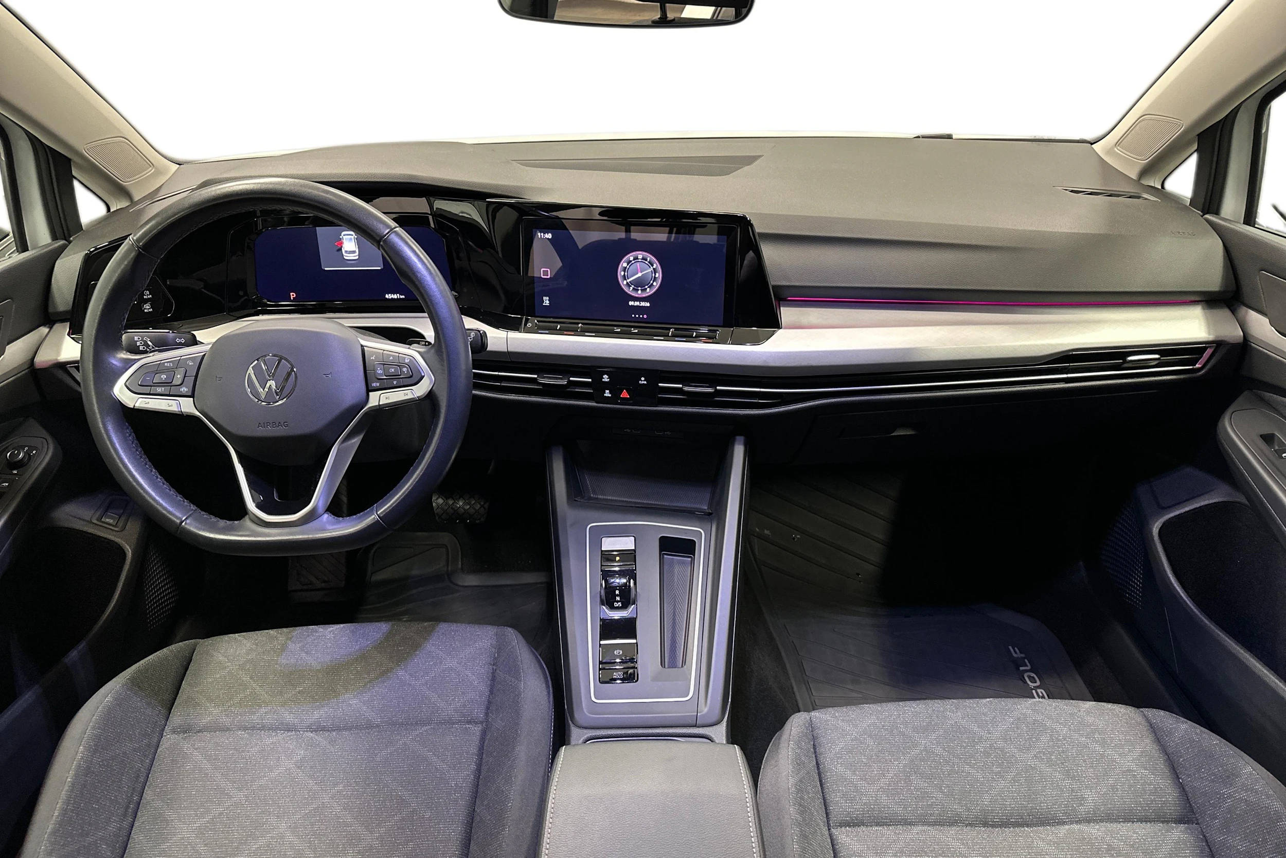 valkoinen Volkswagen Golf 2024 kuva 7.