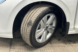 valkoinen Volkswagen Golf 2024 kuva 10.