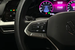 valkoinen Volkswagen Golf 2024 kuva 11.