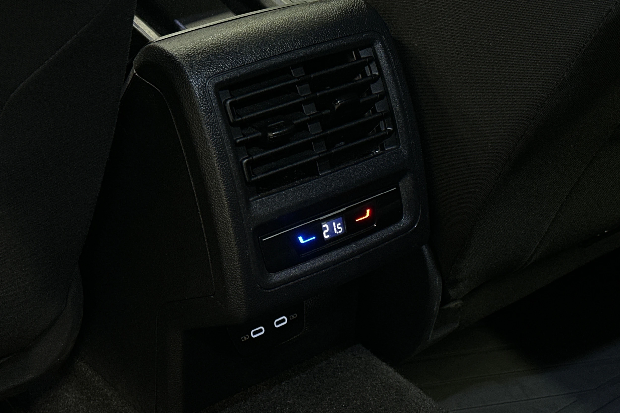 valkoinen Volkswagen Golf 2024 kuva 29.