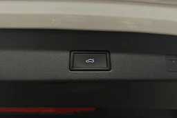 valkoinen Volkswagen Golf 2024 kuva 31.