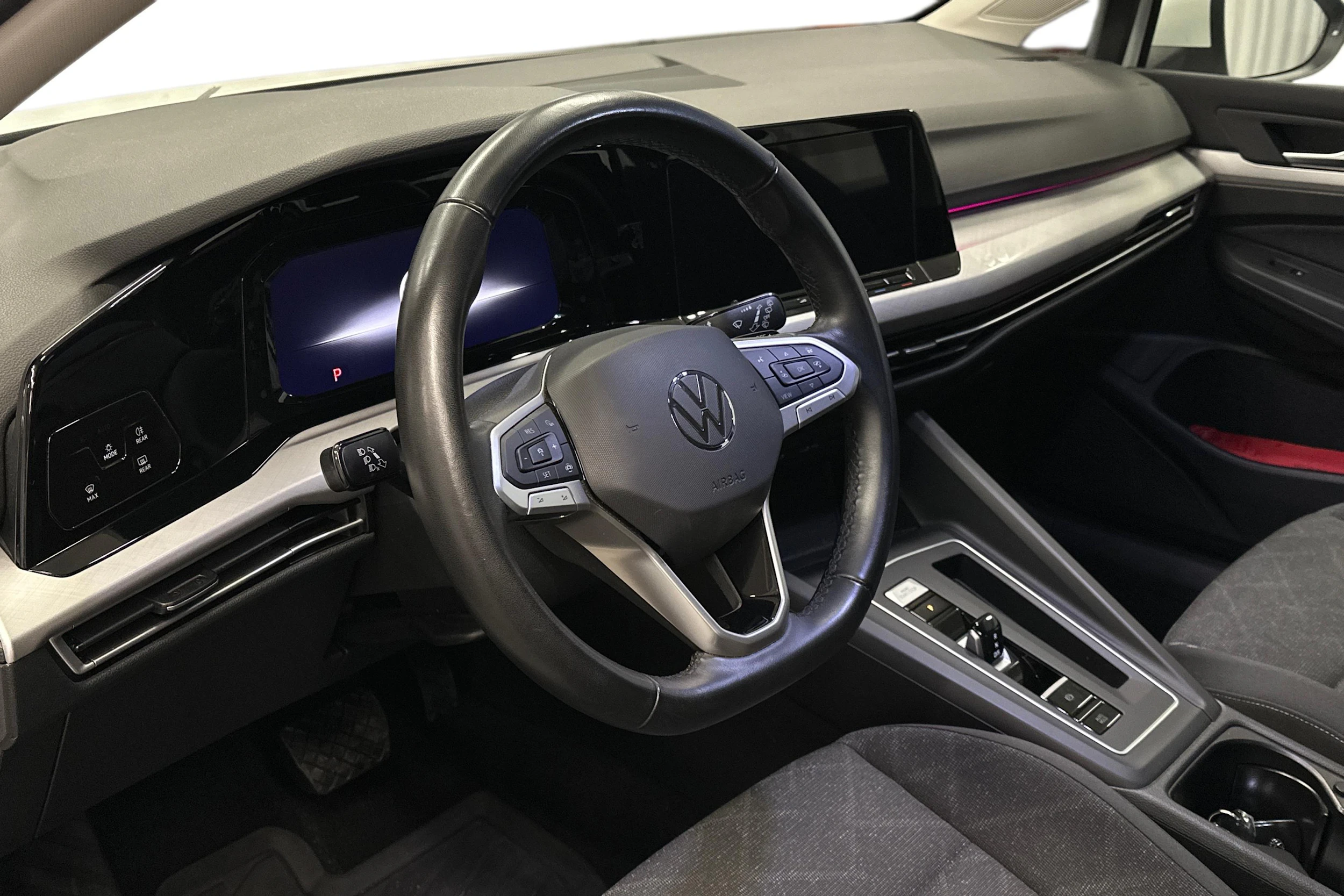 valkoinen Volkswagen Golf 2024 kuva 6.