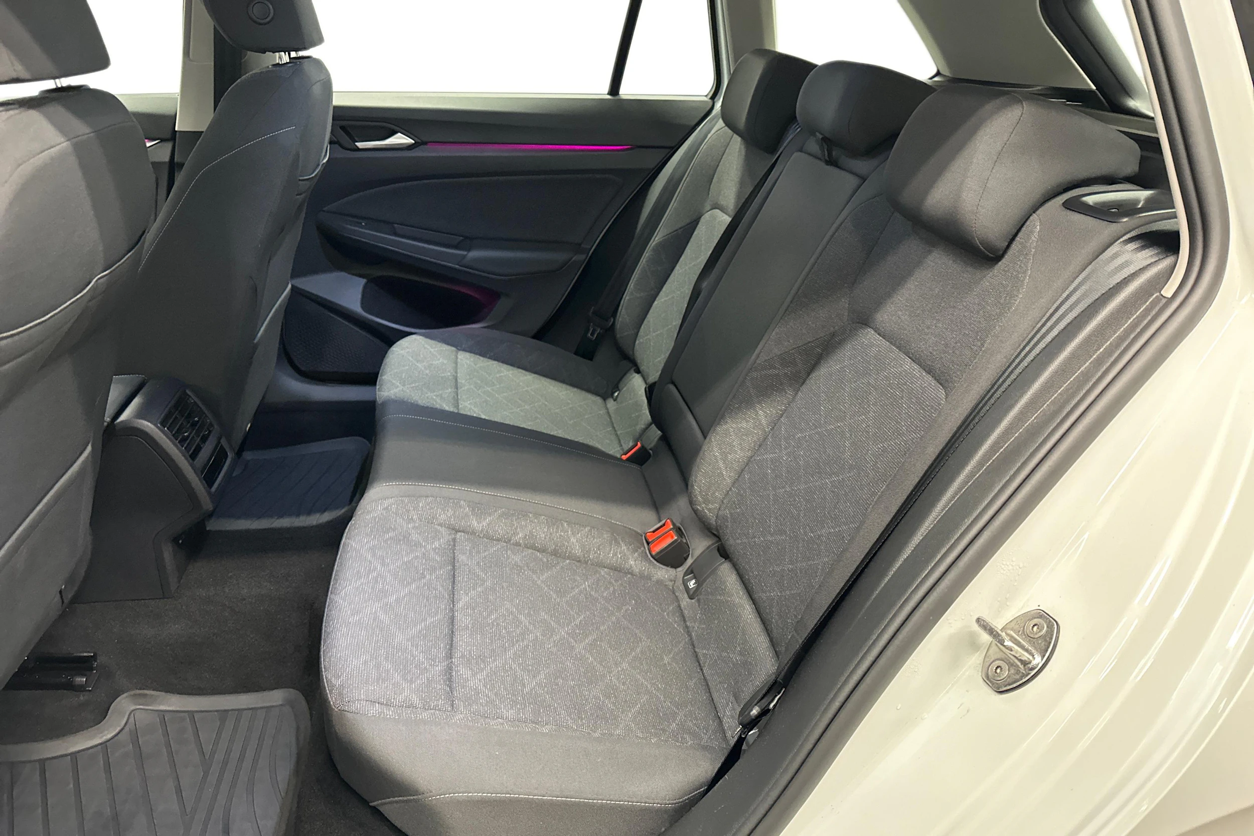 valkoinen Volkswagen Golf 2024 kuva 8.