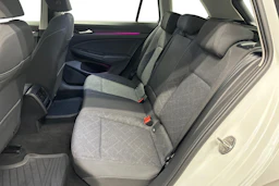 valkoinen Volkswagen Golf 2024 kuva 8.