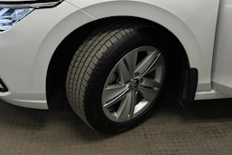 valkoinen Volkswagen Golf 2024 kuva 10.