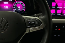 valkoinen Volkswagen Golf 2024 kuva 12.