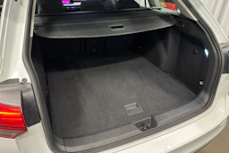 valkoinen Volkswagen Golf 2024 kuva 32.