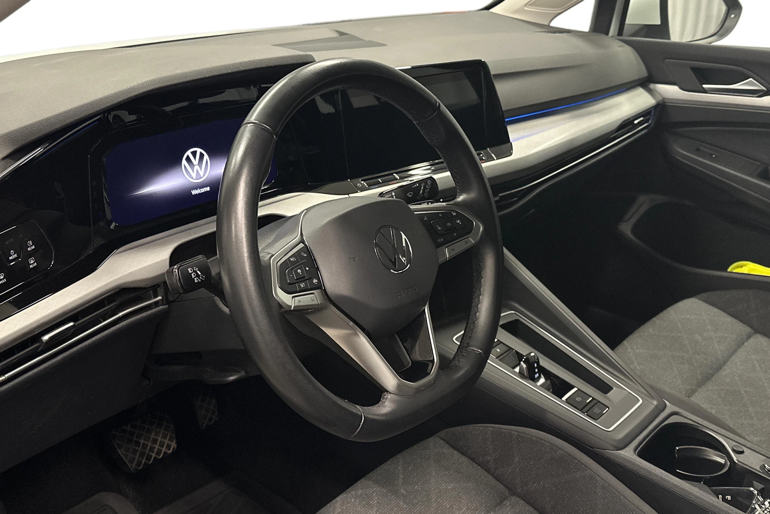valkoinen Volkswagen Golf 2024 kuva 6.