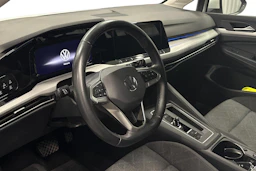 valkoinen Volkswagen Golf 2024 kuva 6.