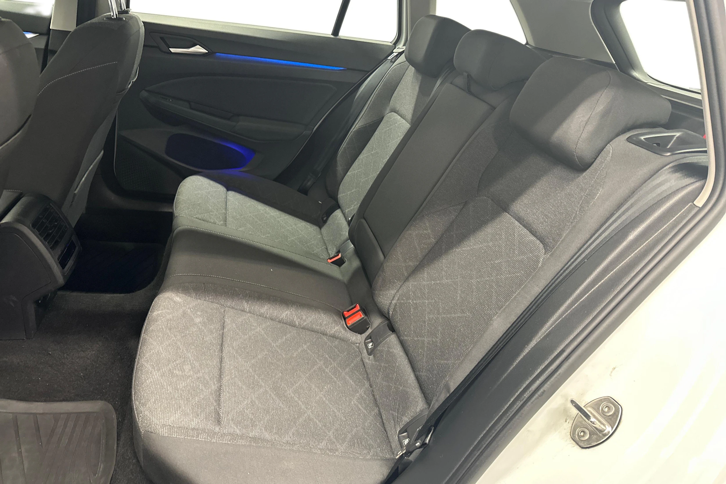 valkoinen Volkswagen Golf 2024 kuva 8.