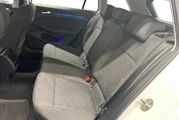 valkoinen Volkswagen Golf 2024 kuva 8.