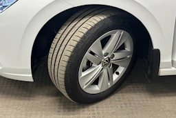 valkoinen Volkswagen Golf 2024 kuva 10.