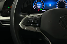 valkoinen Volkswagen Golf 2024 kuva 11.
