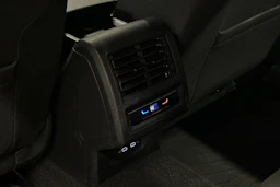 valkoinen Volkswagen Golf 2024 kuva 30.