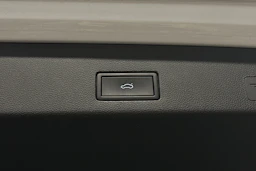 valkoinen Volkswagen Golf 2024 kuva 32.